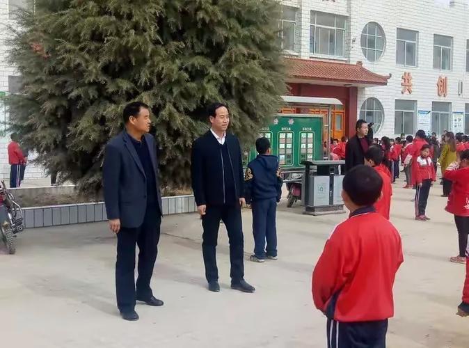 图为刘局长听评焦村小学教师的课堂教学活动